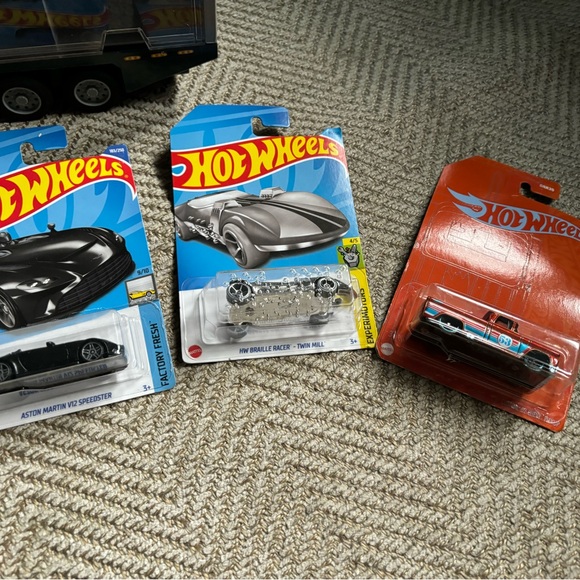 Hot wheels awesome bundle, with 5 new cars! - Picture 2 of 7